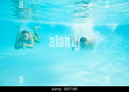 Zwei Männer Schwimmen unter Wasser Stockfoto