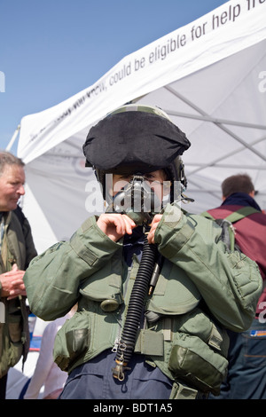 Jungen tragen moderne Kampfpiloten Fluganzug und Helm mit Brille Stockfoto