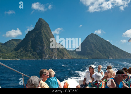 Blick auf den Piton auf der karibischen Insel St. Lucia ein Touristenboot entnommen. Stockfoto