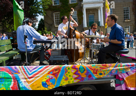 Jazz-Band auf Anhänger bei der Eröffnung der Parade von Brecon Jazz Festival 2009 Stockfoto