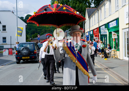 Unnachgiebig Marching Jazz Band-Parade durch die Straßen in Brecon Jazz Festival UK Stockfoto