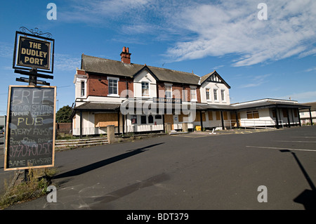 Dudley Port mit Brettern vernagelt geschlossenen Kneipe während der Rezession im Jahr 2009 Stockfoto