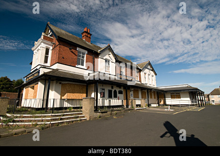 Dudley Port mit Brettern vernagelt geschlossenen Kneipe während der Rezession im Jahr 2009 Stockfoto