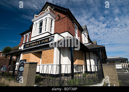 Dudley Port mit Brettern vernagelt geschlossenen Kneipe während der Rezession im Jahr 2009 Stockfoto