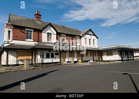 Dudley Port mit Brettern vernagelt geschlossenen Kneipe während der Rezession im Jahr 2009 Stockfoto