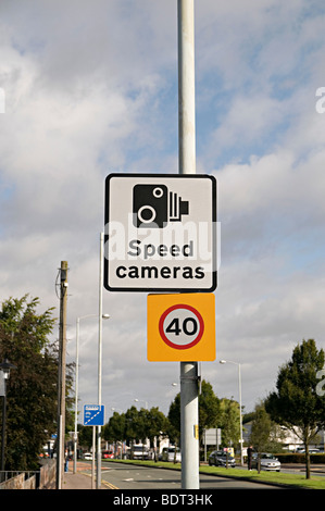 ein 40 km/h und Blitzerwarner zu unterzeichnen, an einer Hauptstraße in wolverhampton Stockfoto