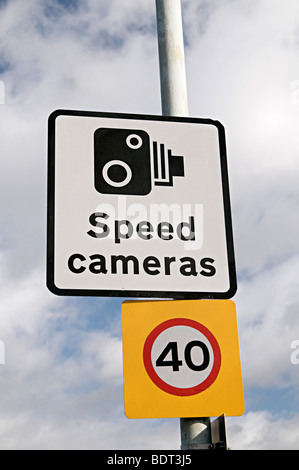 ein 40 km/h und Blitzerwarner zu unterzeichnen, an einer Hauptstraße in wolverhampton Stockfoto