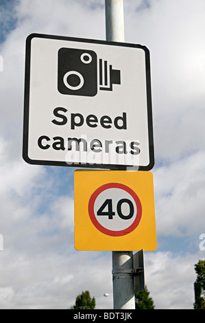 ein 40 km/h und Blitzerwarner zu unterzeichnen, an einer Hauptstraße in wolverhampton Stockfoto