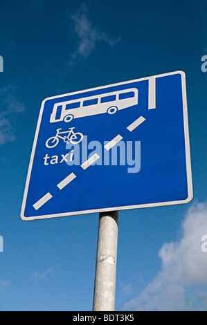 Bus Taxi cycle Lane Zeichen an einer Hauptstraße, wenn sie die Straße teilen die Zugriffszahlen für bestimmte Teil der Straße verbietet Stockfoto