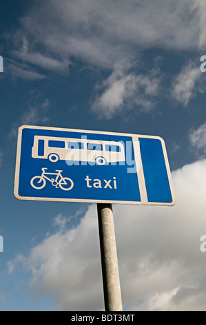 Bus Taxi cycle Lane Zeichen an einer Hauptstraße, wenn sie die Straße teilen die Zugriffszahlen für bestimmte Teil der Straße verbietet Stockfoto