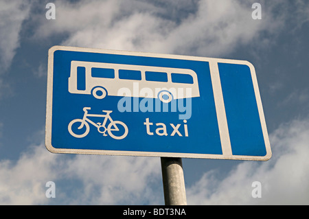 Bus Taxi cycle Lane Zeichen an einer Hauptstraße, wenn sie die Straße teilen die Zugriffszahlen für bestimmte Teil der Straße verbietet Stockfoto