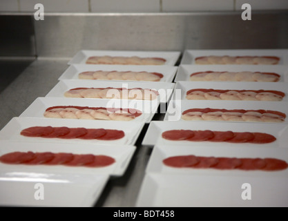 geschnittene Fleisch geschichtet auf Tellern aufgereiht für Service im Labyrinth restaurant Stockfoto