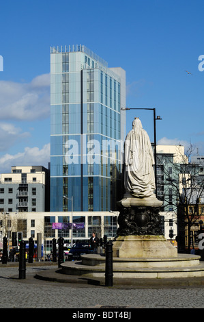 Das neue Radisson Blu Hotel mit Blick auf die Statue der Königin Victoria im Stadtzentrum von Bristol, St. Augustine's Parade, England. Eröffnung 2009. Der Turm wurde zwischen 2006 und 2009 grundlegend renoviert. Stockfoto