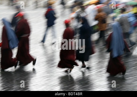 Nonnen und Mönche bei starkem Regen in St. Peters Platz Rom Stockfoto