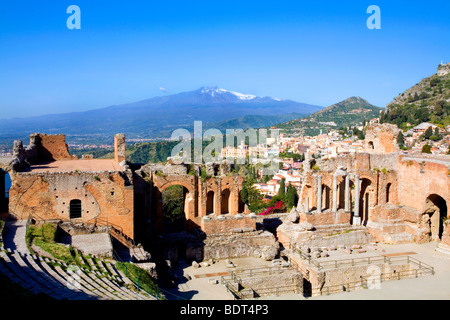 Das griechische Theater mit Blick auf den Ätna in die Stadt Taormina auf Sizilien, Italien Stockfoto