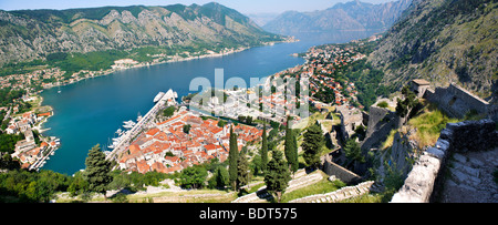 Blick von der mittelalterlichen Hügel Befestigungsanlagen über Kotor über Dächer und die Bucht von Kotor - Montenegro Stockfoto