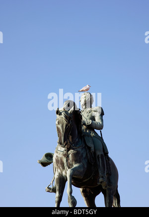 Statue von Karl Johan, verstorbenen König von Norwegen, mit Möwe auf dem Kopf sitzen. Stockfoto