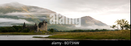 Nebel am frühen Morgen im Kilchurn castle Stockfoto