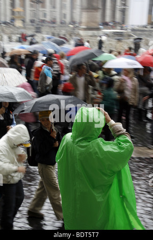 Touristen bei starkem Regen in St. Peters Platz Rom Stockfoto