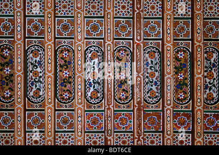 Dekorative Holzarbeiten aus dem 19. Jahrhundert an einer Holz-, Holz- oder Holzdecke im Historic Bahia Palace (um 19.) Marrakesch Marokko Stockfoto