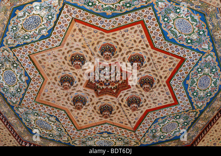 Dekorative Holzarbeiten aus dem 19. Jahrhundert an einer Holz-, Holz- oder Holzdecke im Historic Bahia Palace (um 19.) Marrakesch Marokko Stockfoto