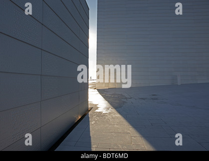 Sonnenlicht fließt durch Oslo Opernhaus Stockfoto