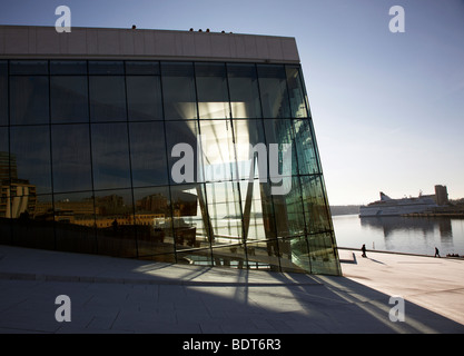 Sonnenlicht fließt durch Oslo Opernhaus Stockfoto