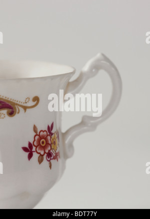 Studioaufnahme der zarte weiße Tasse mit Blumenmuster drauf Stockfoto