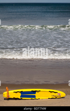 Rettungsschwimmer Surfbrett am Strand Stockfoto