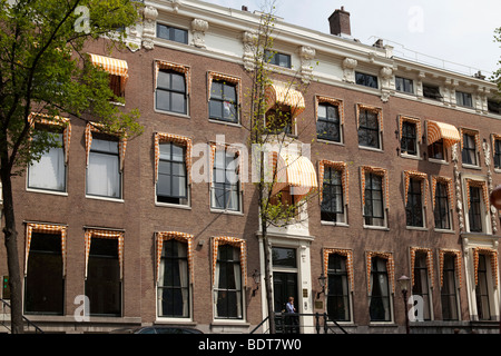 Amsterdam: Haus mit Markisen an den Fenstern, Holland Stockfotografie -  Alamy
