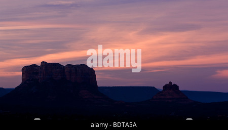Das Gerichtsgebäude Butte (links) und Bell Rock unter Himmel Cirrus-Wolken in der Abenddämmerung, Sedona, Arizona, USA. Stockfoto