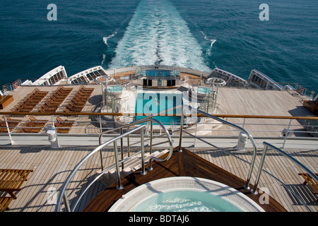 Frau, Schwimmen im Pool mit dem Cunard-Liner Queen Mary 2 Stockfoto