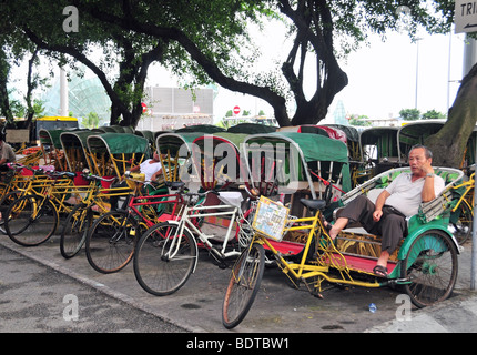 Linie der Dreirad-Rikscha geparkt am Straßenrand in der Nähe von Hotel Lisboa, Halbinsel Macau, Macau, China Stockfoto