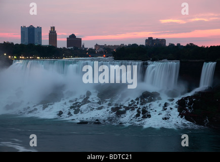 Dies ist eine Ansicht von Niagara Falls USA vor Sonnenaufgang. Stockfoto