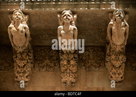 Geschnitzte barocke Balkon unterstützt - Palazzo Nicolaci - Noto - Sizilien Stockfoto