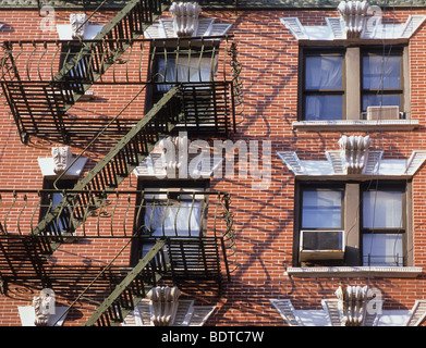 Wohnhaus mit Notausgängen in New York City. Rotes Backsteinappartmenthaus aus dem 19. Jahrhundert. Lower East Side Manhattan, USA Stockfoto