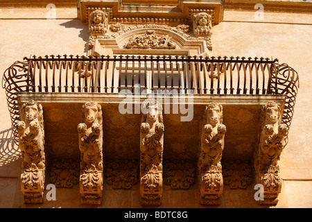 Geschnitzte barocke Balkon unterstützt - Palazzo Nicolaci - Noto - Sizilien Stockfoto