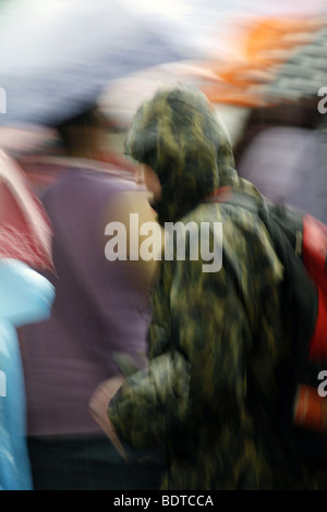 Menschenmenge bei starkem Regen in der Stadt Stockfoto