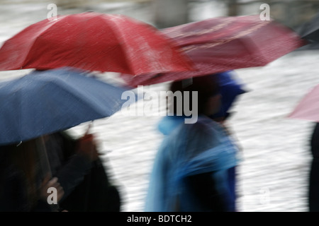 Touristen bei starkem Regen in St. Peters Platz Rom Stockfoto