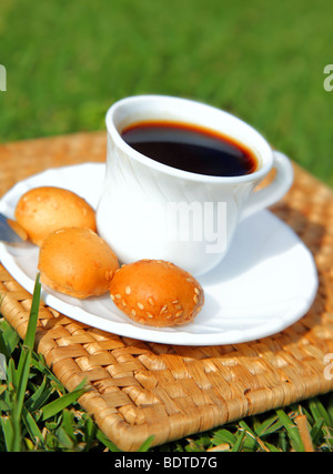 Morgen Getränk mit Französisch Croutons auf frischen grünen Rasen Stockfoto