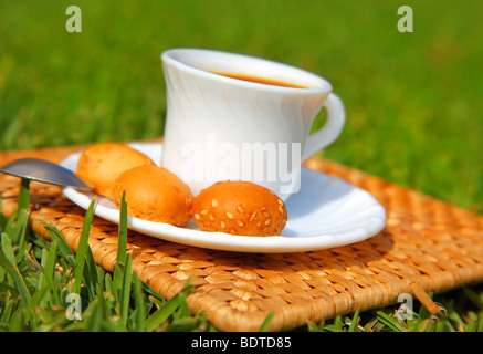 Morgen Getränk mit Französisch Croutons auf frischen grünen Rasen Stockfoto