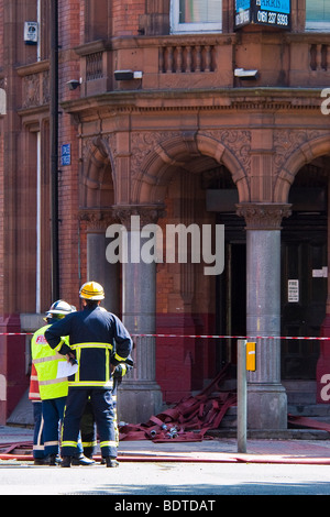 Feuerwehrleute im Anschluss an die 30. April 2007 Dale Street-Feuer in Manchester, England. Stockfoto