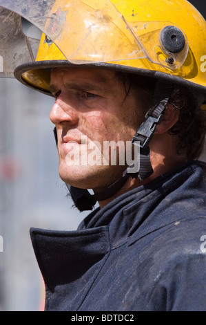 Ein Feuerwehrmann während der Zeit nach dem 30. April 2007 Dale Street-Feuer in Manchester, England. Stockfoto