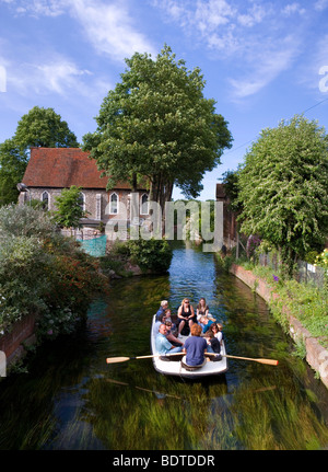 Boot mit Touristen am Fluss Stour in Canterbury, Kent, UK. Stockfoto