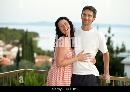 Porträt eines jungen Paares, stützte sich auf das Geländer Stockfoto
