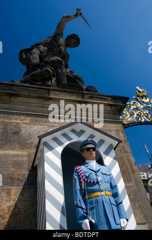 Wache am Eingang des Schlosses in Prag, Tschechien. Stockfoto