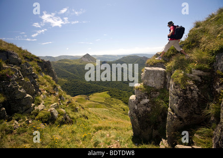 Ein Wanderer in die Halterungen des Cantal (Auvergne - Frankreich). Randonneur Dans Les Monts du Cantal (Auvergne - Frankreich). Stockfoto