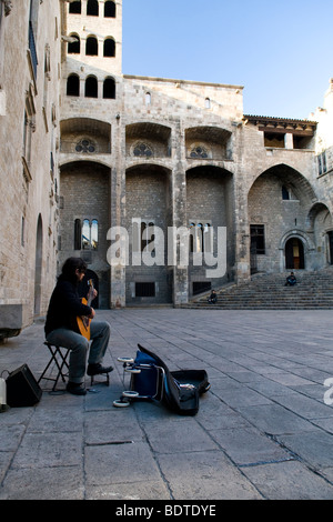 Ein Gitarrist spielt in der Placa del Rei in Barcelona, Spanien. Stockfoto