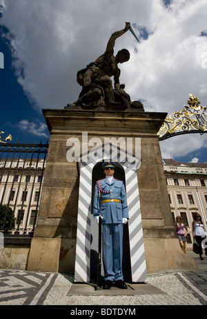 Wache am Eingang des Schlosses in Prag, Tschechien. Stockfoto