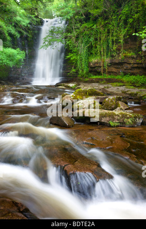 Wasserfall auf der Caerfanell in der Nähe von Blaen-y-Glyn, Brecon Beacons National Park, Powys, Wales. Sommer (Juli) 2009 Stockfoto